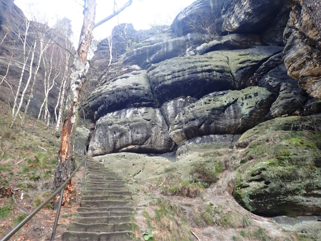 Reparatur des Wanderwegs durch die Hickelschlüchte