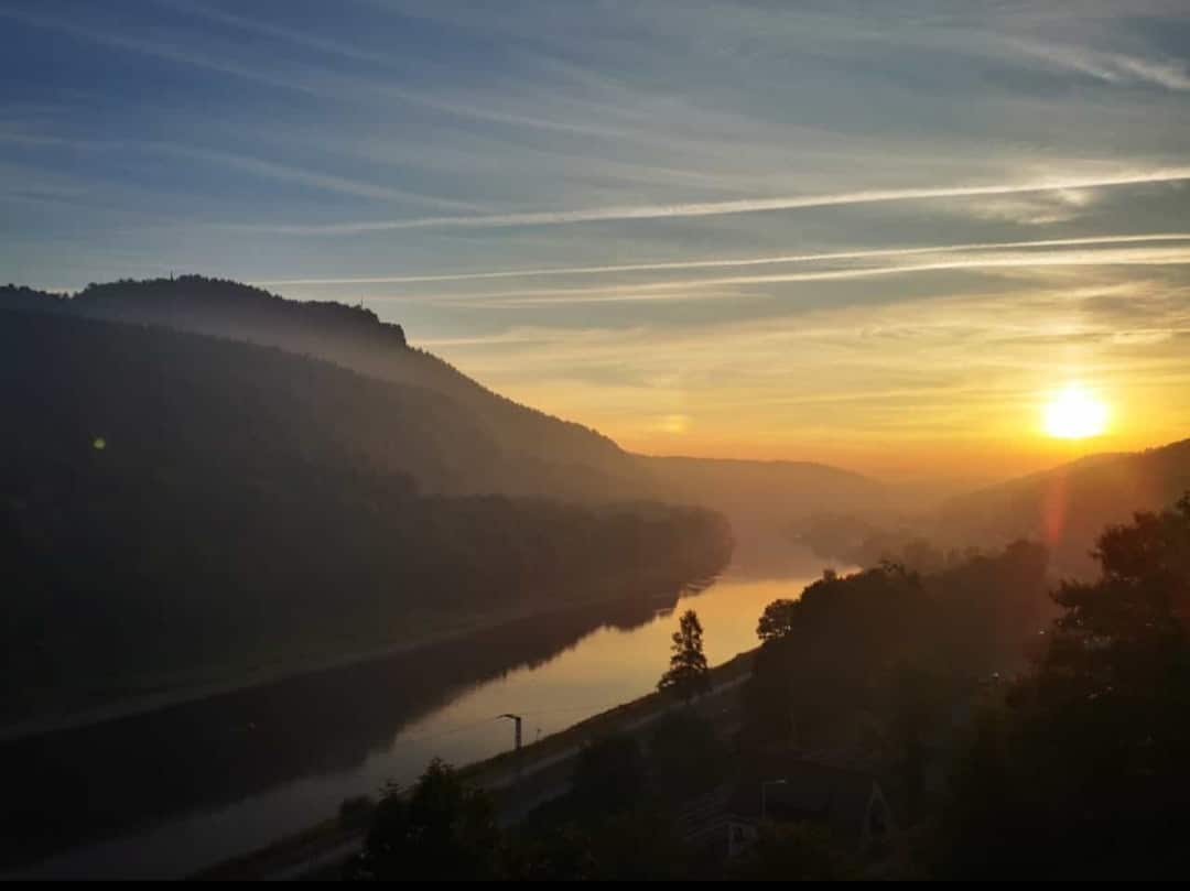 Kein Nebel - Rauch im Elbtal von Brand in CZ am Prebischtor. Einfach nur furchtbar ???? Mittlerweile zieht der Rauch wohl auch bis nach Dresden.