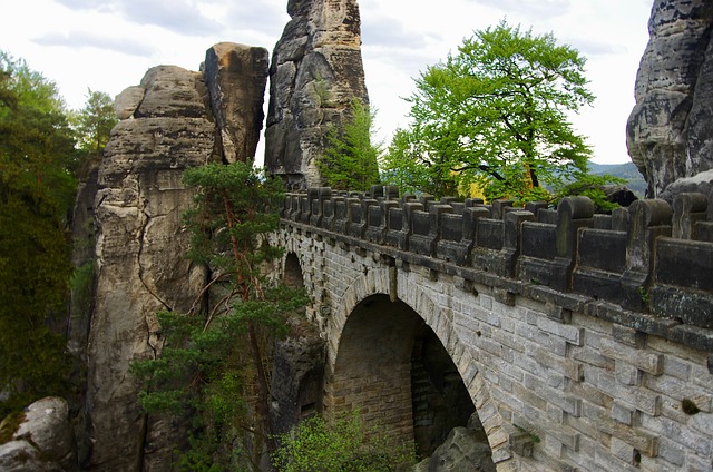 Die Basteibrücke ist eine Sandsteinfelsenformation im Elbsandsteingebirge in Deutschland.